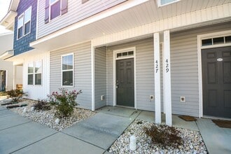 Building Photo - 10% off OCTOBER RENT- Move in by October 1...