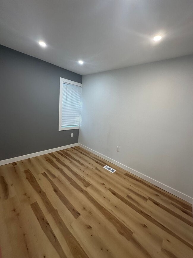 Building Photo - Beautiful renovated 3 bedroom townhome