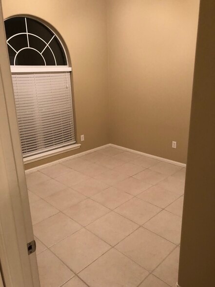 Spacious bedrooms and closets!! - 10212 N 12th St