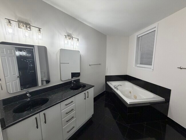 Building Photo - 1347 N Sedgwick St