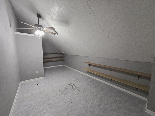 Building Photo - 208 E Bend Ct