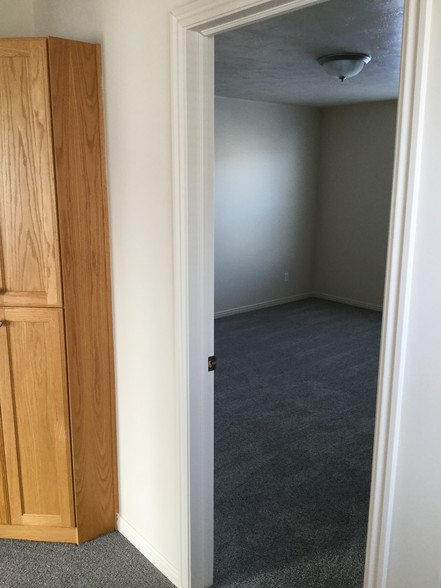 Building Photo - 479 Raven Way