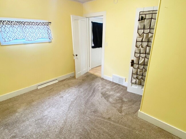 Building Photo - 4-Bedroom, 1 Bath Southeast Side Single Fa...