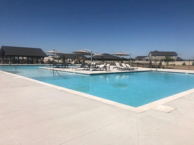 Building Photo - Immaculate Single-Level Home