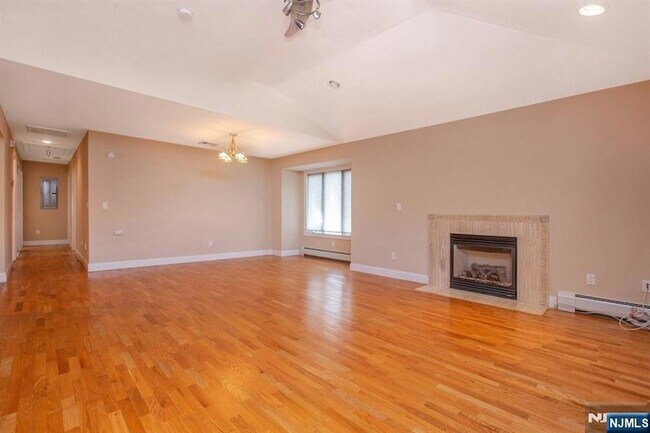 Building Photo - 470 Chestnut St