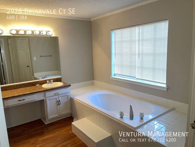 Building Photo - 2928 Briarvale Ct SE