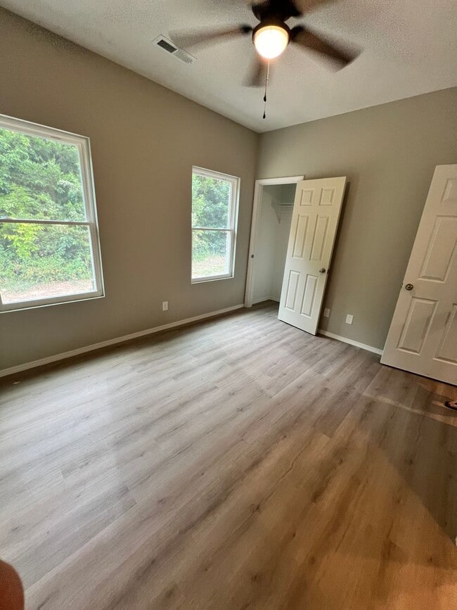 Building Photo - 1/2 Off First months Rent!!!  4 bedroom 2 bath Bolivar MO