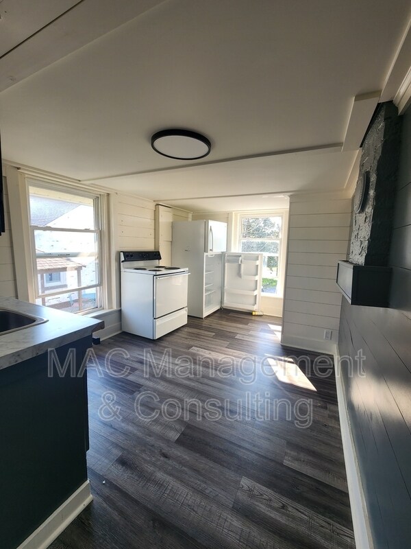 Building Photo - 228 S Walnut Ave