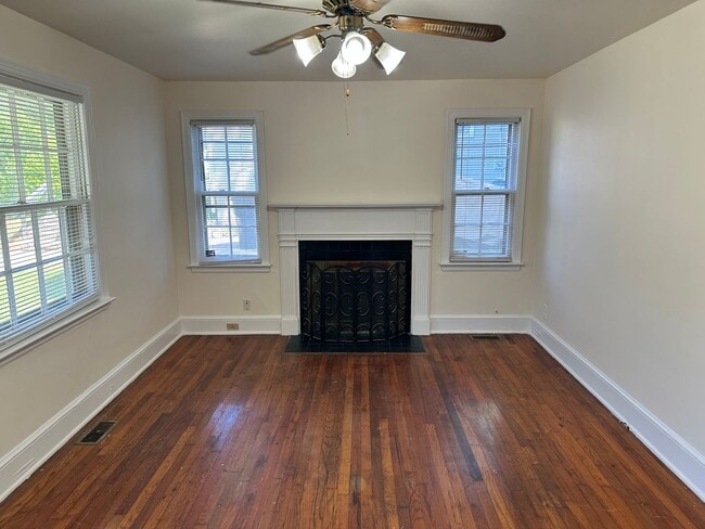 Building Photo - Charming Two Bedroom House in Enderly Park!