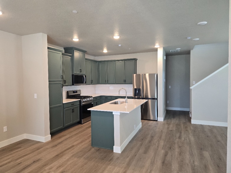 Building Photo - 4832 River Roads Dr