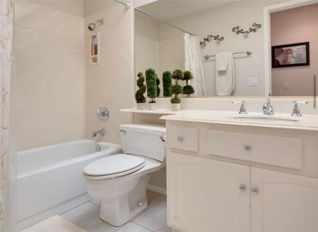 Building Photo - 4600 Vía Pamplona