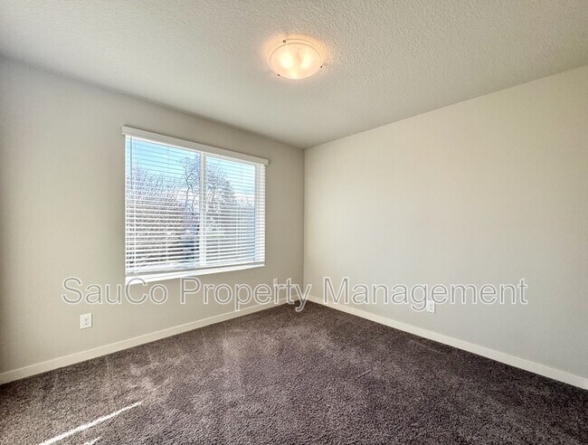 Building Photo - 6648 SE Genrosa St