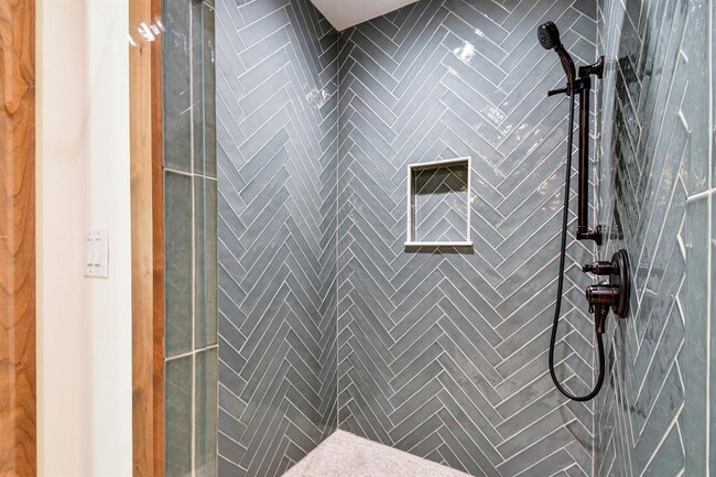 Building Photo - 108 Hub Dr