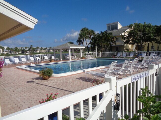 Building Photo - 5527 NE Gulfstream Way