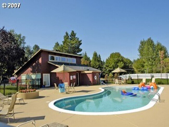 Building Photo - Light & Bright 2 Bed 1 Bath Condo!
