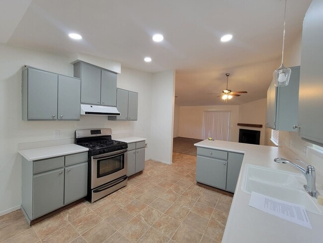 Building Photo - *Wait list full- Currently not accepting applications* 3 Bedroom 2 Bathroom in NW Visalia with Ya...