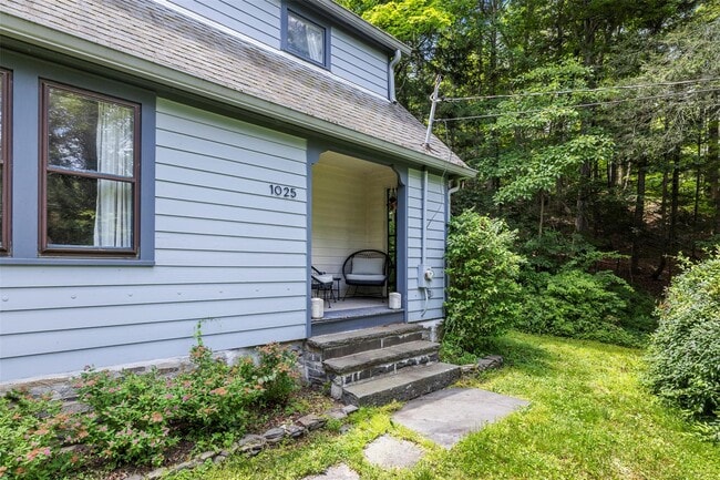 Building Photo - 1025 Sawkill Rd