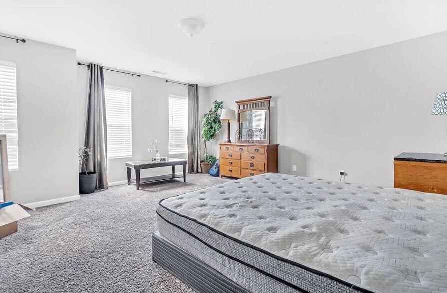 Building Photo - Room in House on Stonewood Pines Dr