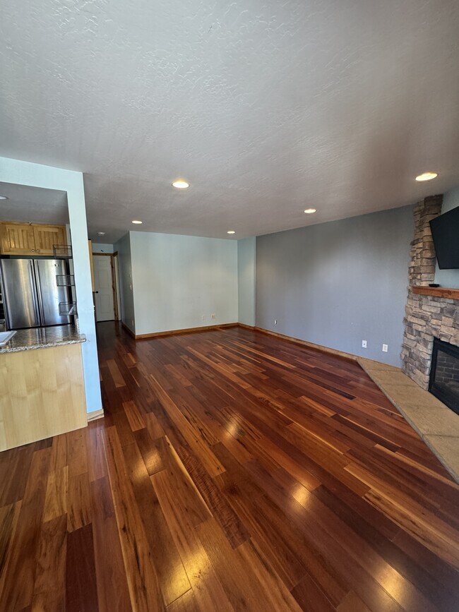 Building Photo - 495 Tramway Dr