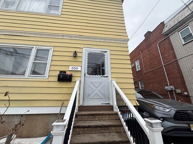 Building Photo - 556 Bond St