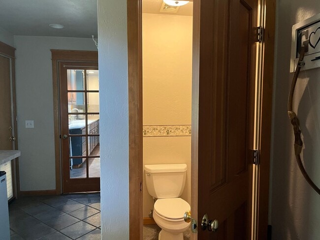 Building Photo - Beautiful custom 3 bedroom 2 bath house in...