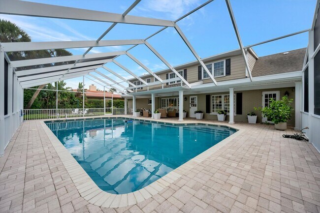 Building Photo - Luxury 5 Bed/4 Bath Pool Home on a Golf Course in Central Sarasota