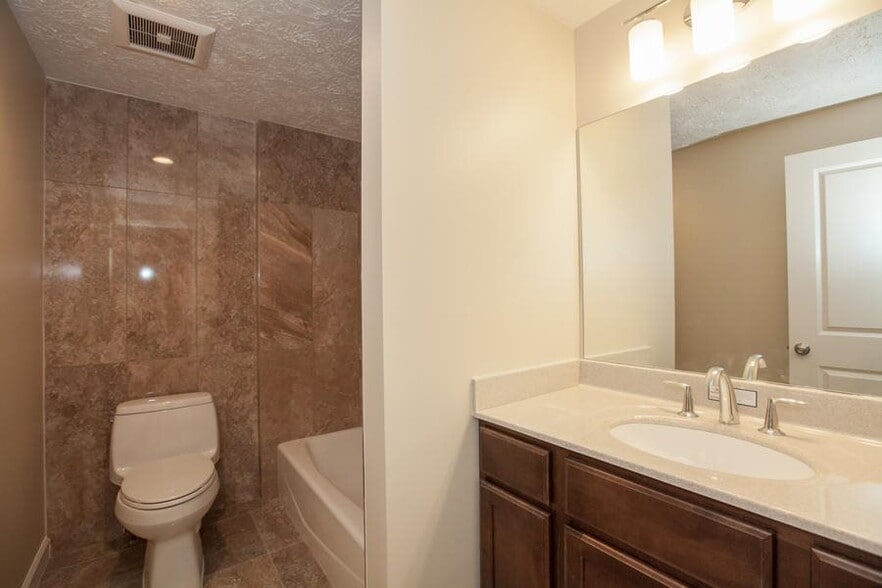 Building Photo - 2911 Bridgehampton Ct