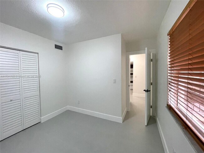 Building Photo - 1035 W 77th St