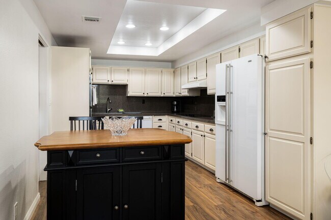 Building Photo - 910 Island Dr