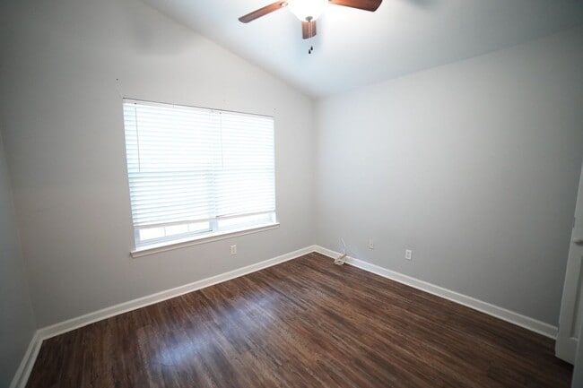 Building Photo - 3 bd / 2 ba Beauty w/2 car garage off of Apalachee Parkway