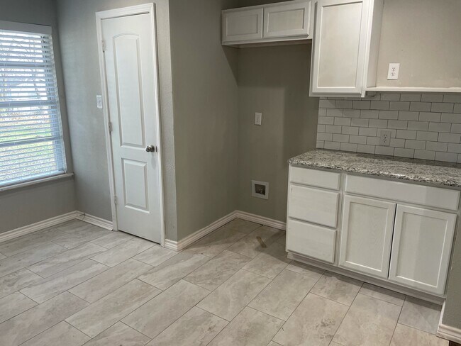 Building Photo - 613 S Andrews Ave