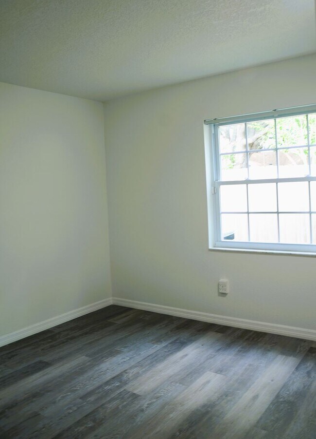 Building Photo - Spacious 4-Bed, 3-Bath Belle Isle Home wit...
