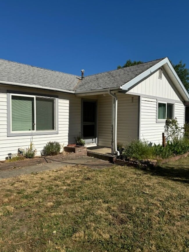 Building Photo - SINGLE LEVEL HOME WITH SPACIOUS FENCED IN YARD