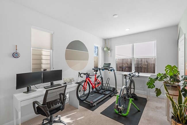 Building Photo - 502 W Donovan St