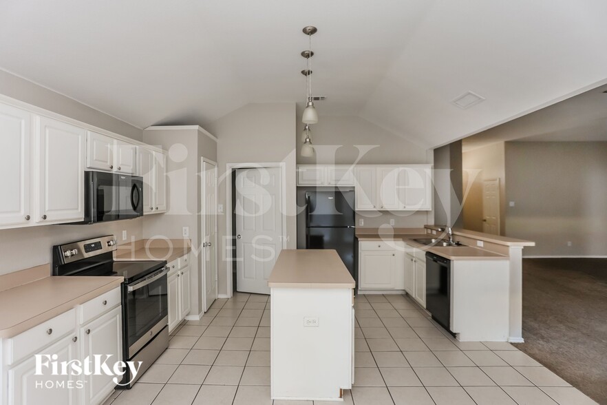 Building Photo - 635 St Eric Dr