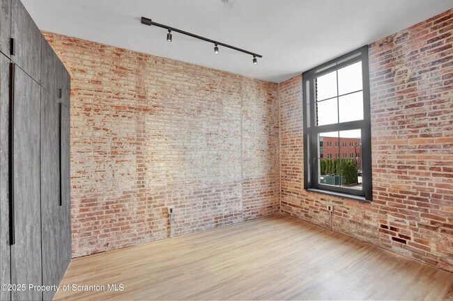 Building Photo - 115 Penn Ave