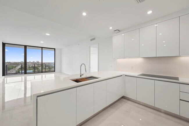 Building Photo - 220 Lake Shore Dr