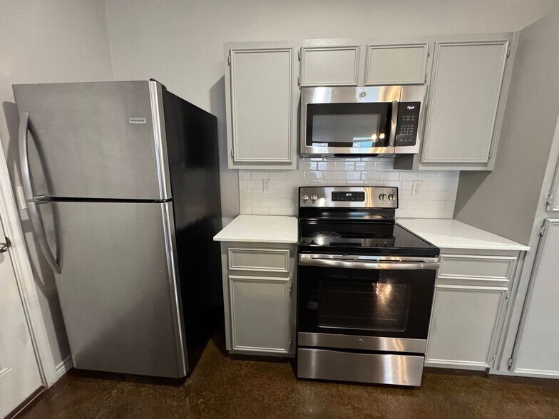 Building Photo - 208 Lowes Blvd