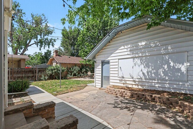 Building Photo - Charming University Neighborhood Home | 2 Bedrooms + Bonus Room