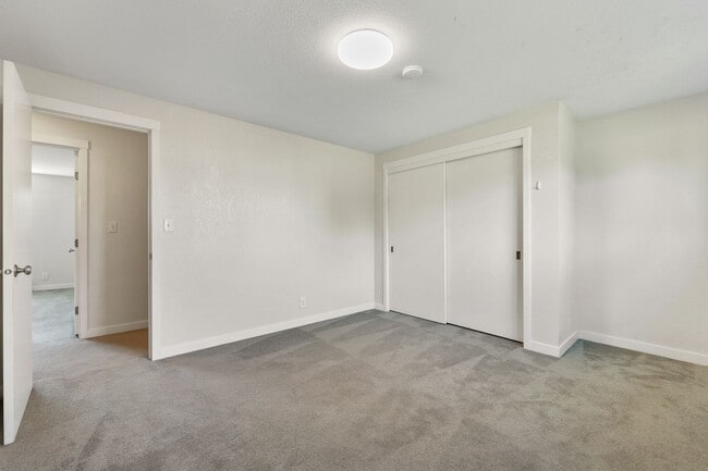 Building Photo - Room to roam! 3 bed, living, dining, den, ...