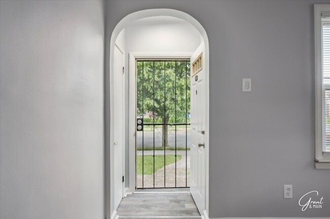 Building Photo - $1300 3 bedroom