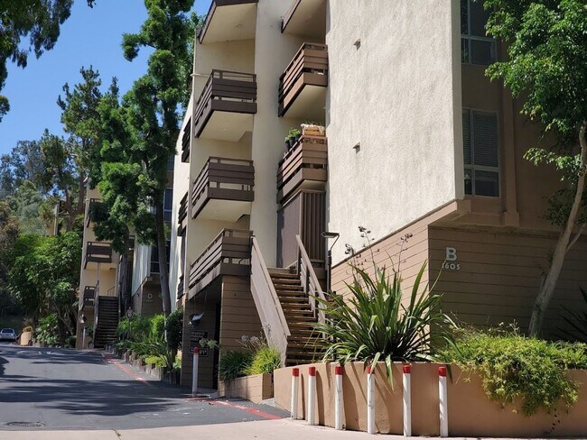 Building Photo - 1605 Hotel Cir S