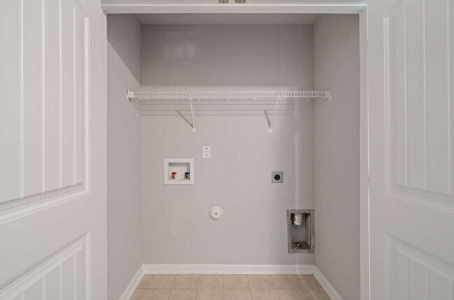 Building Photo - 2-Bed End Unit Townhome in Clayton