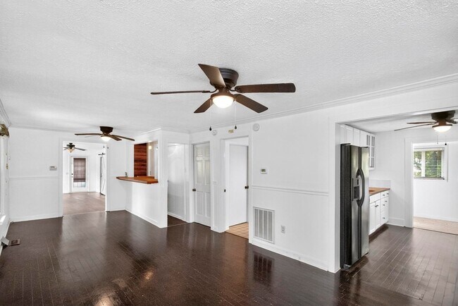 Building Photo - 3008 Lakeshore Dr