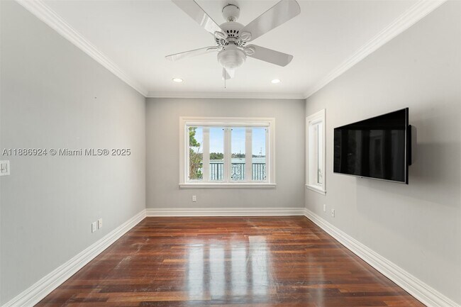 Building Photo - 11 E Rivo Alto Dr