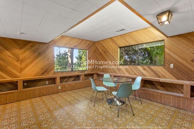 Building Photo - Mid-Century Modern Three Bedroom in Happy Valley!