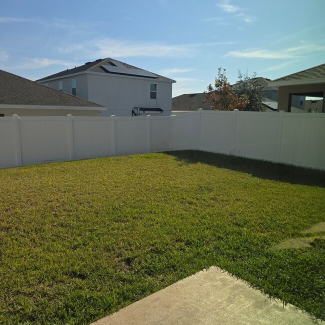 Building Photo - 4 Bedrooms, 2.5 Bathrooms Singe family home