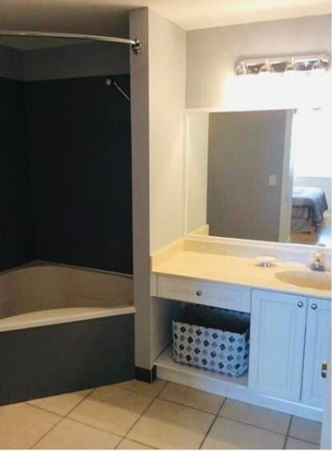 Building Photo - 2100 Greenview Shores Blvd