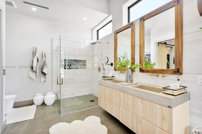 Building Photo - 2215 NE 19th St