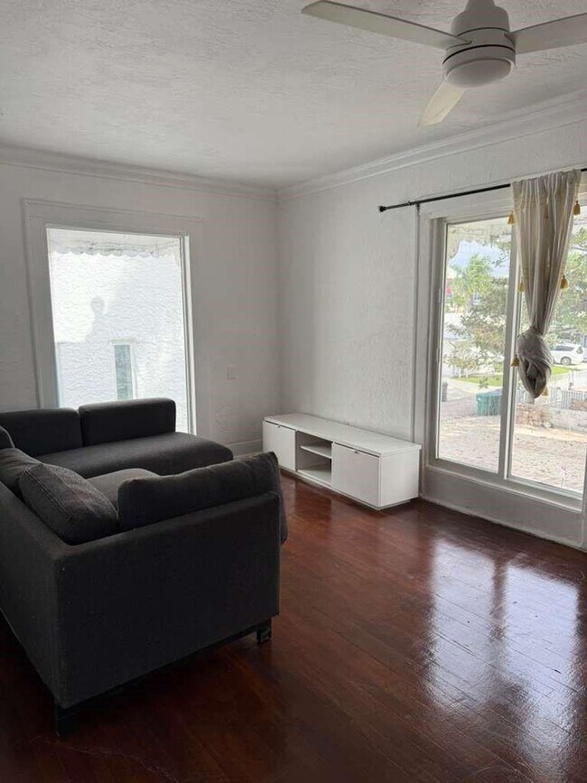 Building Photo - 817 Tyler St